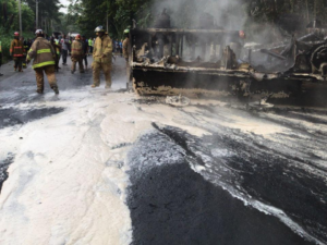 Al menos un muerto tras incendiarse camión de combustible en autopista Duarte 