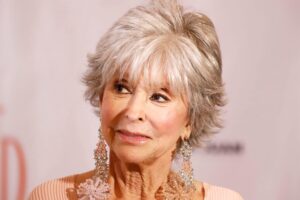 La legendaria actriz puertorriqueña Rita Moreno posa en la alfombra roja de la presentación de su documental 