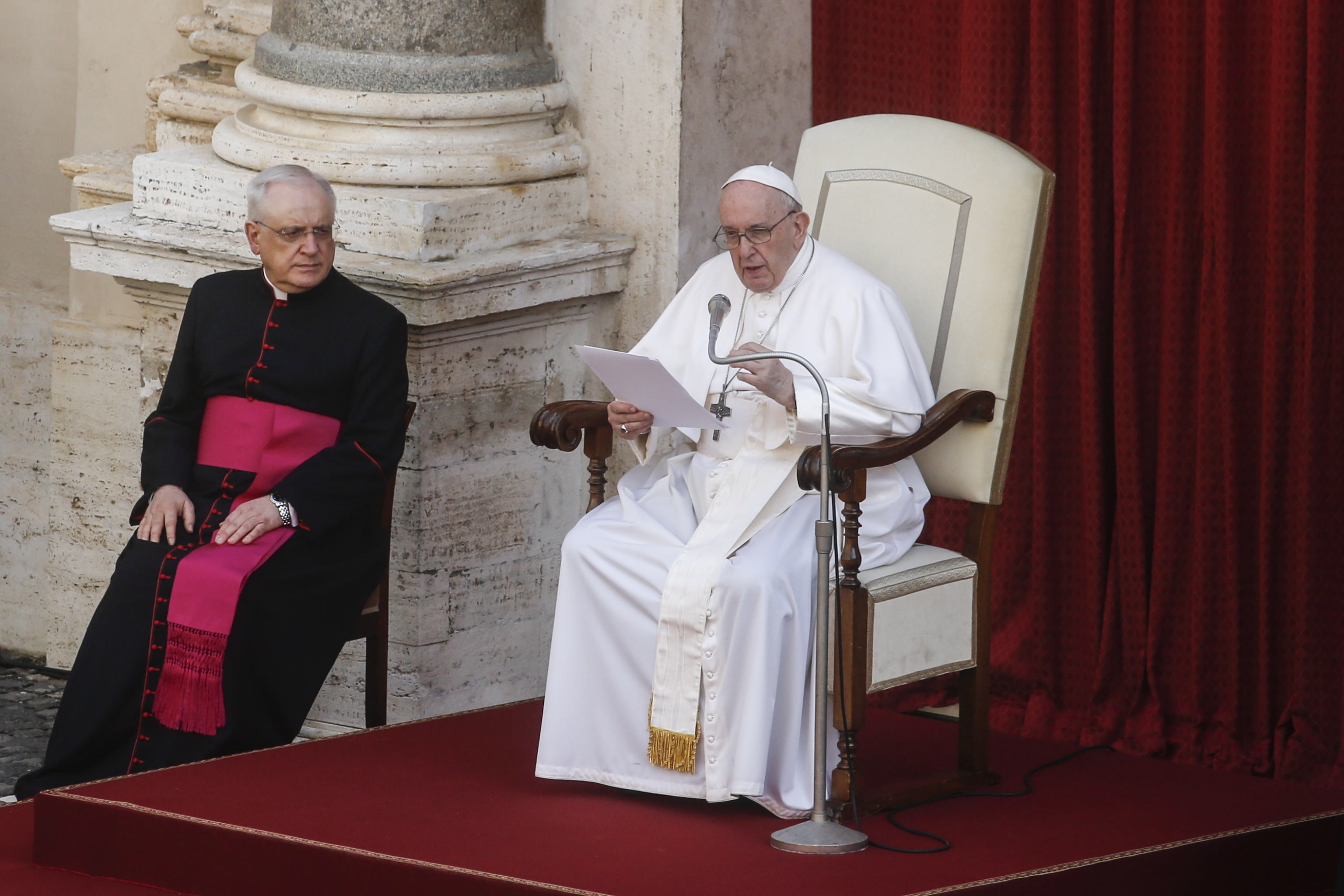 Papa Francisco leyendo el mensaje