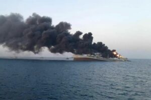 Se incendia y se hunde el barco más grande de la Armada de Irán 
