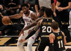 Los Philadelphia Sixers sufrieron de nuevo este viernes, pero al final encontraron el camino de conseguir la victoria de visitantes por 99-104 ante los Atlanta Hawks, en el sexto partido de la eliminatoria de semifinales de la Conferencia Este, que les permitió empatar (3-3) al mejor de siete. EFE/EPA/BEN GRAY