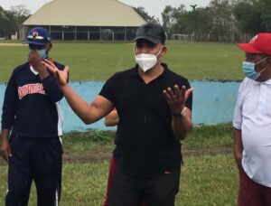 Comisionado de béisbol de Pequeñas Ligas, Quilvio Verás pide que niños acudan a vacunarse