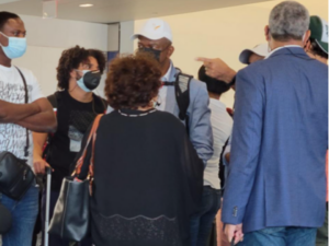 Aerolínea baja también al periodista Julio Martínez del avión 