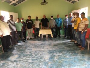 Senador Pedro Catrain se reúne con comunitarios de laguna grande para buscar soluciones.