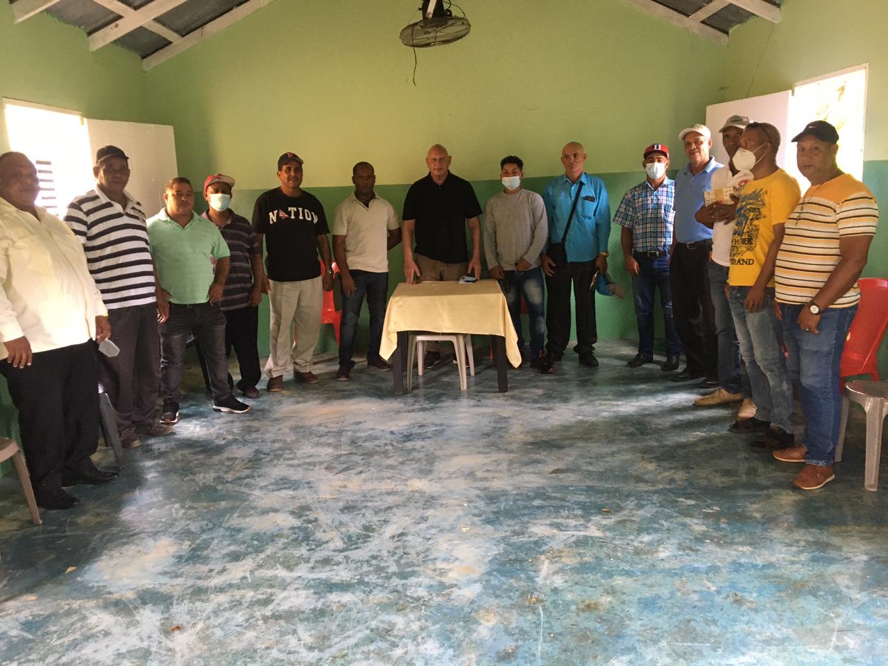 Senador Pedro Catrain se reúne con comunitarios de laguna grande para buscar soluciones.