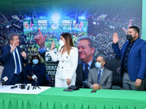 Fernández juramenta en la Fuerza del Pueblo a diputada Josefa Mejía