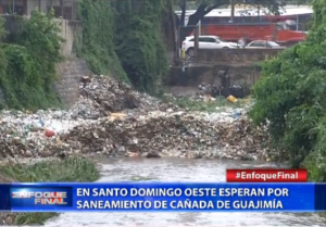 En espera del inicio de un proyecto para la intervención de la cañada de Guajimía, en Santo Domingo Oeste, se encuentran quienes residen en la zona