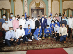 Abinader recibe a los campeones del Baloncesto Superior del DN, Mauricio Báez y femenino San Lázar