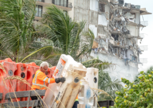 Pasadas más 36 horas del derrumbe de un edificio residencial en la localidad costera de Surfside, los familiares y sobrevivientes siguen sin respuestas