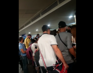VIDEO: denuncian aglomeraciones por falta de personal de migración en AILA 