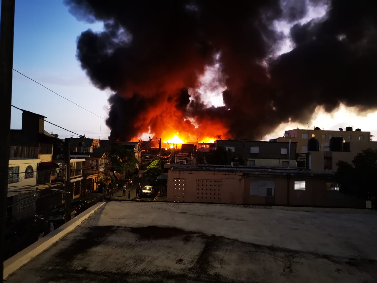 Desde tempranas horas de la madrugada se registra incendio en colchonería La Reina