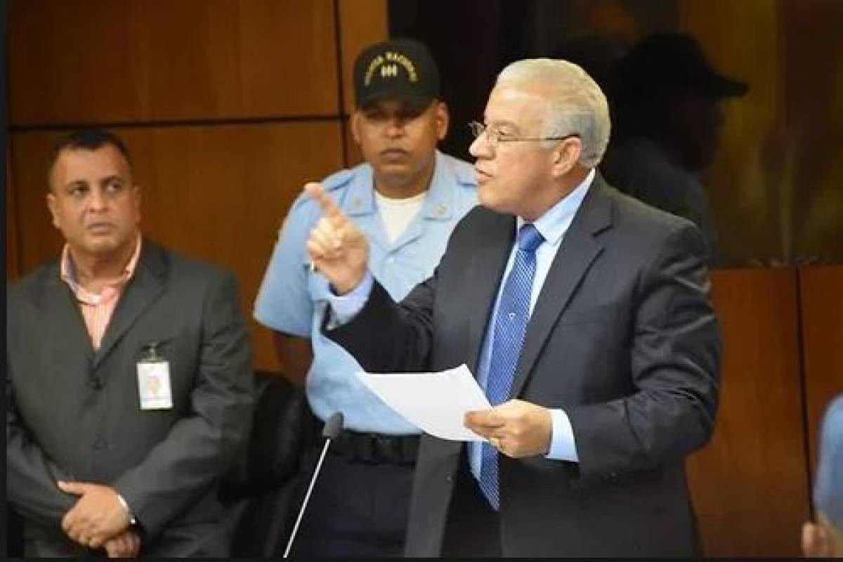 Defensa Andrés Bautista dice no influenció en aprobación de varios contratos