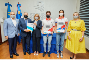 Seguros Reservas entrega pólizas a niños y entrenadores de FEDONA