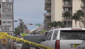 Las horas pasan en el centro de reunificación de familias de víctimas del derrumbe este jueves de un edificio en Miami-Dade, fue declarada en emergencia. 