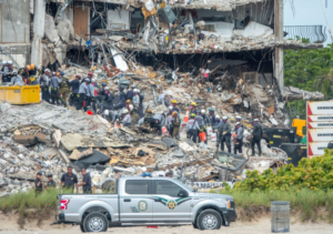 El número de víctimas del derrumbe de un edificio de apartamentos de 12 plantas en Surfside (Miami-Dade) se elevó este martes a 12