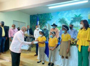 Ministro de Educación entrega equipos tecnológicos para estudiantes de la línea noroeste

