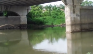 Hombre recibe asistencia tras lanzarse de puente en El Seibo