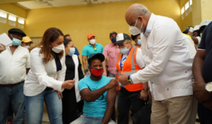 Continúan llenos centros de vacunación en Santo Domingo Este, Guerra, San Luis y Boca Chica