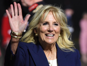 Jill Biden protagoniza la portada del número de agosto de la revista Vogue con una entrevista en la que habla de su matrimonio con el presidente Joe Biden