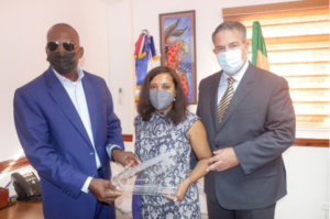 El Ayuntamiento Municipal de Los Alcarrizos reconoció como hija distinguida de la localidad, a Sabina Matos Carrasco, recién juramentada como vicegobernadora de Rhode Island