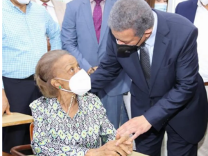 Continúa ingresada madre de Leonel Fernández tras sufrir caída  