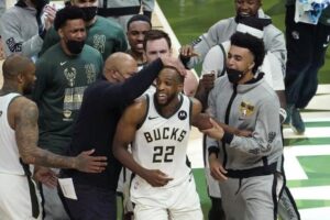 Middleton anotó 40 puntos, incluidos 10 seguidos durante la recta final, y los Bucks de Milwaukee se impusieron el miércoles 109-103 a los Suns.