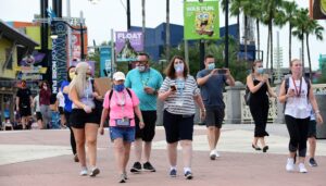 Disney restablece el uso de mascarillas en sus parques en Orlando