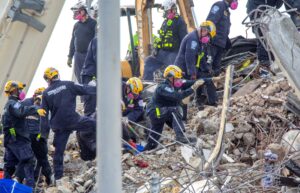 La alcaldesa del condado Miami-Dade, Daniella Levine Cava, informó en su rueda de prensa diaria que la cifra de desaparecidos por el derrumbe del edificio Champlain Towers South se ubica hoy en 22, mientras que el número de personas localizadas es de 222. EFE/EPA/CRISTOBAL HERRERA-ULASHKEVICH/Archivo