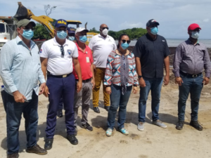 Tras de reportaje de CDN por inundación de sargazo en playa Diamante, autoridades van en su auxilio 