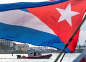 Un barco de la Guardia Costera de los Estados Unidos se ve cerca de una bandera cubana durante la protesta 'Flotilla to Cuba' en el Bayside Marina en el centro de Miami, Florida, Estados Unidos, el 23 de julio de 2021. EFE/EPA/CRISTOBAL HERRERA-ULASHKEVICH
