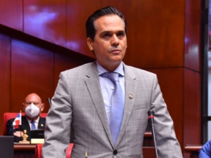 Senador renuncia de comisión que estudia Extinción de Dominio 