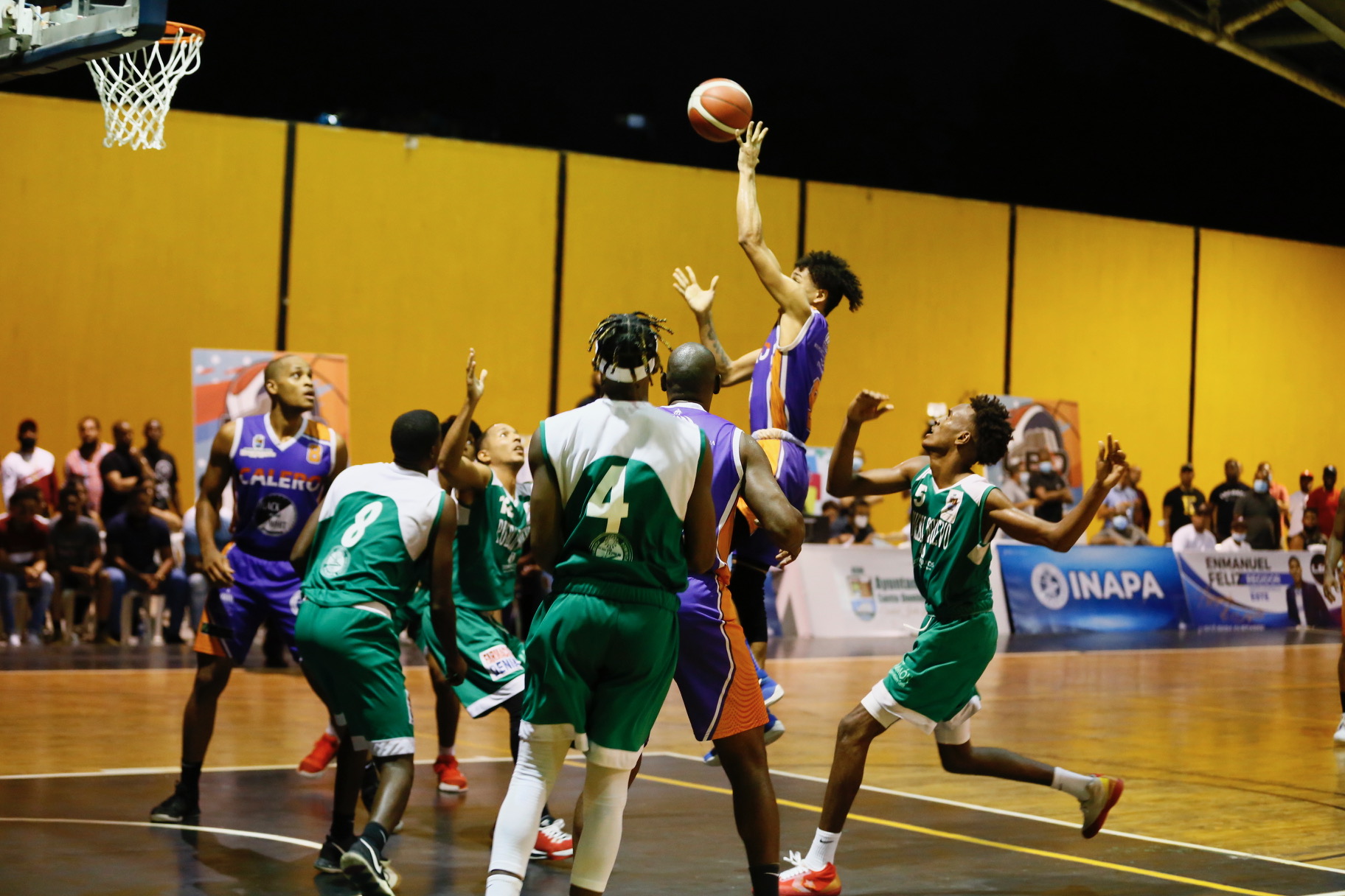 El club Calero se impuso este miércoles a Pueblo Nuevo en un cerrado partido al inicio de la serie final 80-79, Torneo de Basket Superior del Municipio SDE