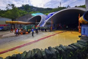 Hallan muertos 14 trabajadores atrapados en túnel inundado en China