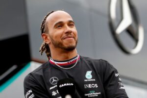 Lewis Hamilton tienes grandes metas y las podrías estar consiguiendo teniendo contrato con la escudería Mercedes al acordar por dos años más.