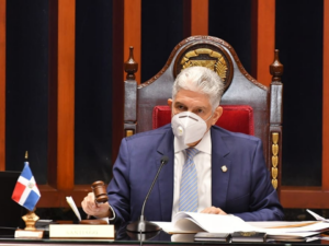 Eduardo Estrella seguirá por un año más en la presidencia del Senado 