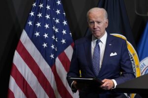 Biden considera vacunación obligatoria para empleados federales