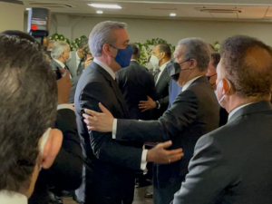 Abinader asiste a funeraria para dar pésame a Leonel Fernández