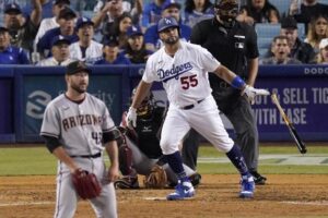 Albert Pujols al momento de conseguir uno de sus dos jonrones en la noche del sábado. Su equipo los Dodgers vencieron a los Diamondbacks 22-1