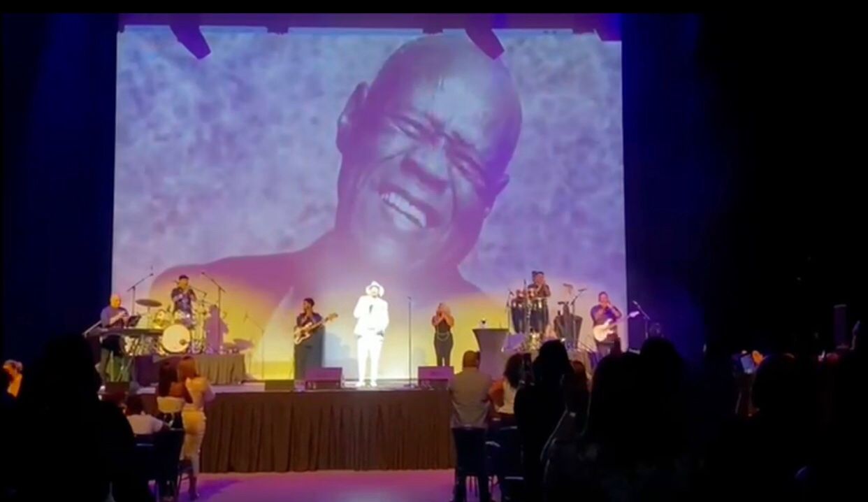 Wason Brazobán rinde tributo a Johnny Ventura durante concierto en Miami