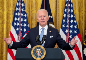 Biden no descartó la posibilidad de que el Gobierno federal pueda ordenar la vacunación contra la COVID-19 a todos los estadounidenses 