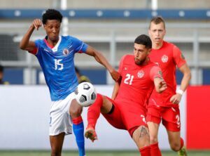 Cyle Larin aportó un doblete, Stephen Eustáquio y Junior Hoilett consiguieron los otros tantos, y Canadá arrolló el jueves 4-1 a Haití en la Copa Oro.