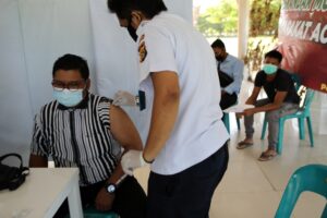 Indonesia extiende las restricciones en su peor brote de la COVID-19