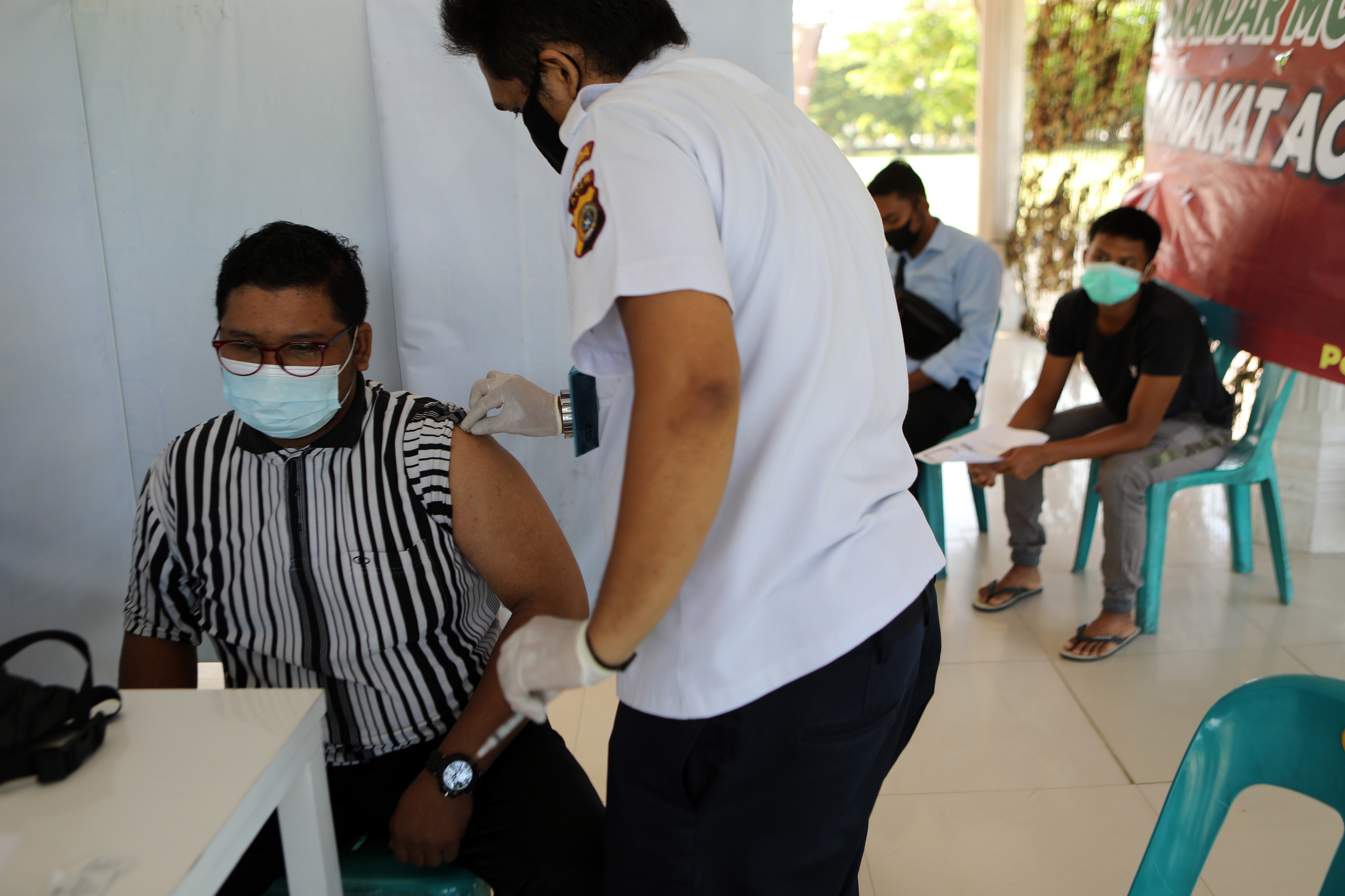 Indonesia extiende las restricciones en su peor brote de la COVID-19