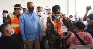Ministro de Obras Públicas y vicepresidenta supervisan centros de vacunación en Santiago