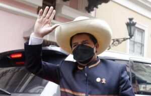 Profesor de origen campesino asume presidencia de Perú