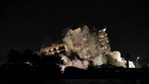 Demuelen restos del condominio que colapsó parcialmente en Miami