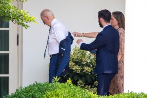 Dos asesores vacunados de Biden y de Pelosi dan positivo por COVID-19
