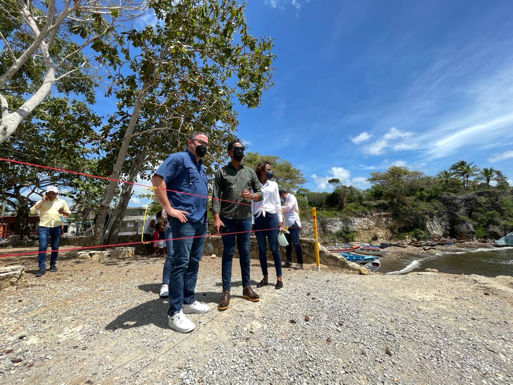 Dir. Autoridad Portuaria visita comunidad pesquera de Boca de Yuma