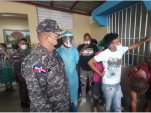 Policía en SDO lleva a vacunar a personas que violen toque de queda 
