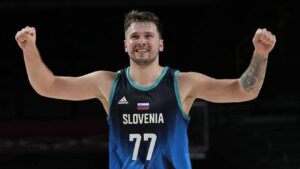Luka Doncic sigue dando pasos de leyenda. Sí, son solo 22 años y aún tiene mucha carrera por delante, pero es que su talento no entiende de edades.